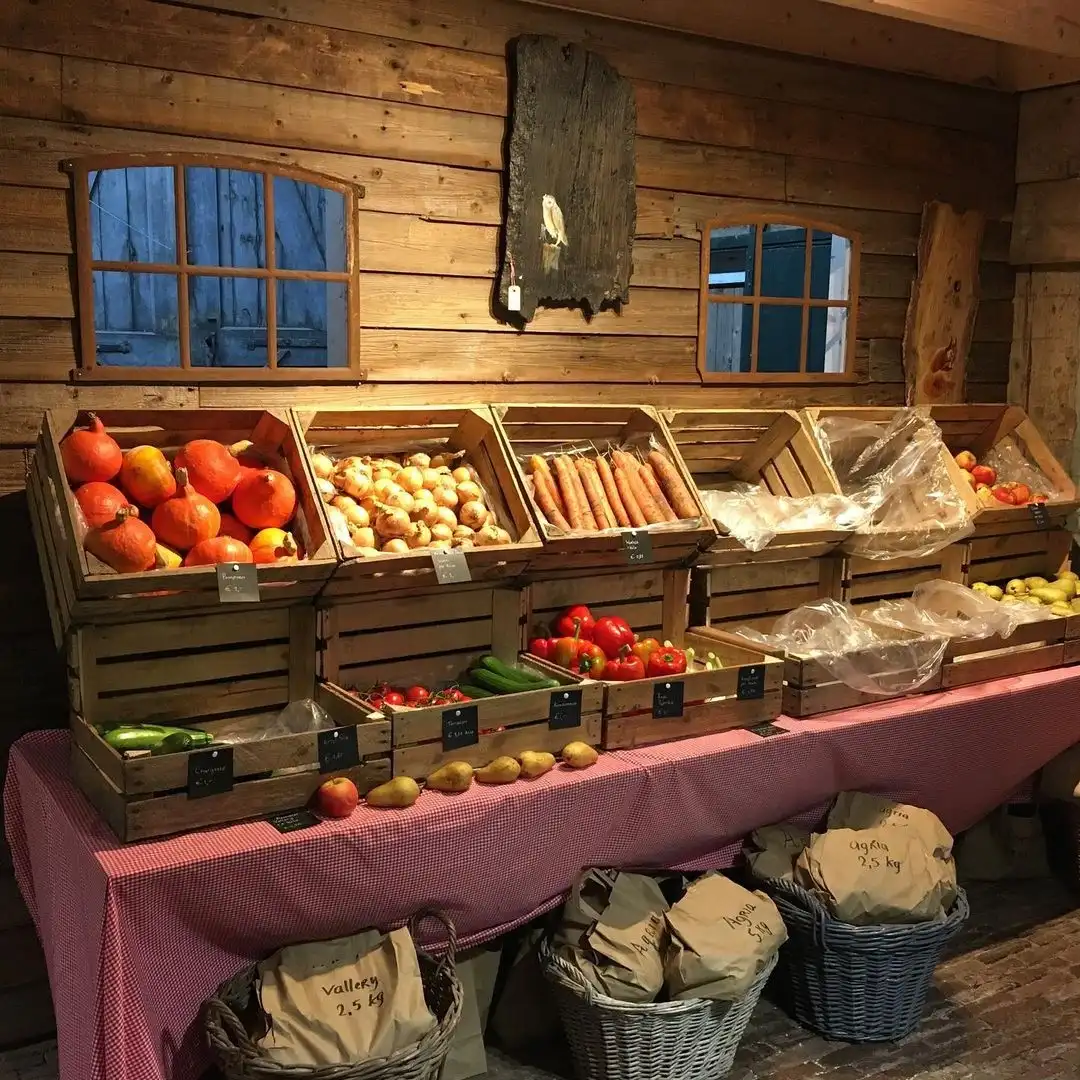 Groenten en fruit in houten kisten